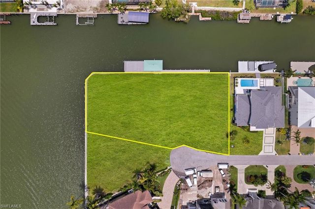 371 Bayside AVE, Naples, FL 34108