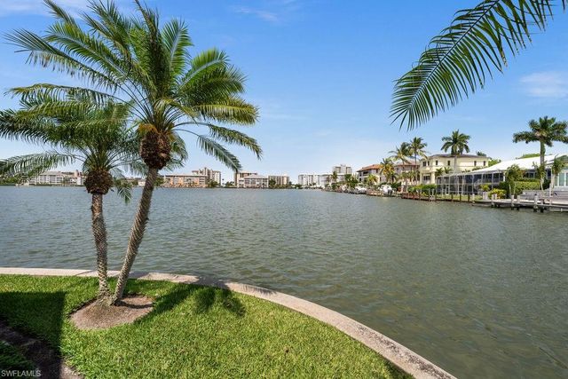 371 Bayside AVE, Naples, FL 34108