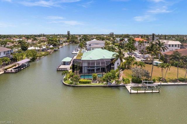 371 Bayside AVE, Naples, FL 34108