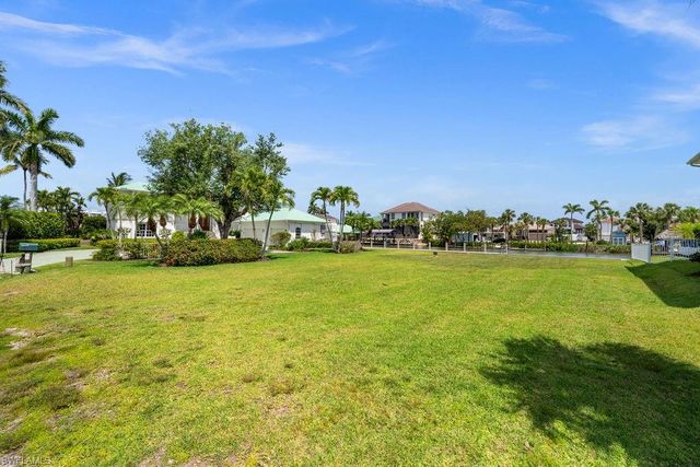 371 Bayside AVE, Naples, FL 34108