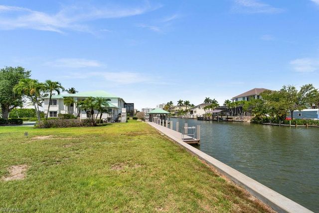 371 Bayside AVE, Naples, FL 34108
