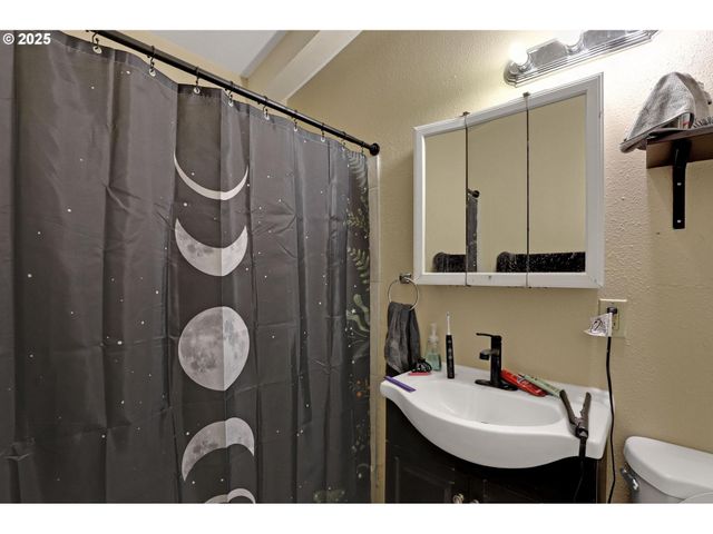 9406 N MIDWAY Ave, Portland, OR 97203