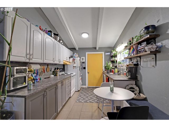 9406 N MIDWAY Ave, Portland, OR 97203