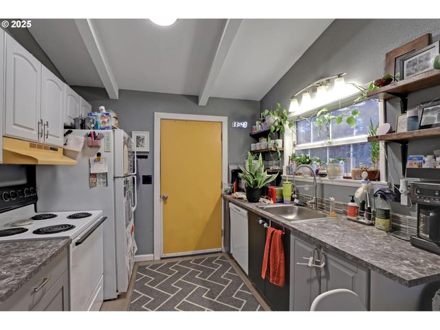 9406 N MIDWAY Ave, Portland, OR 97203