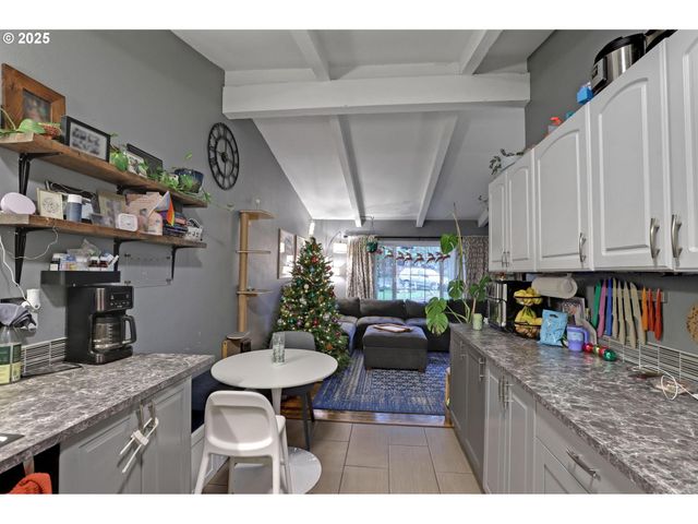 9406 N MIDWAY Ave, Portland, OR 97203