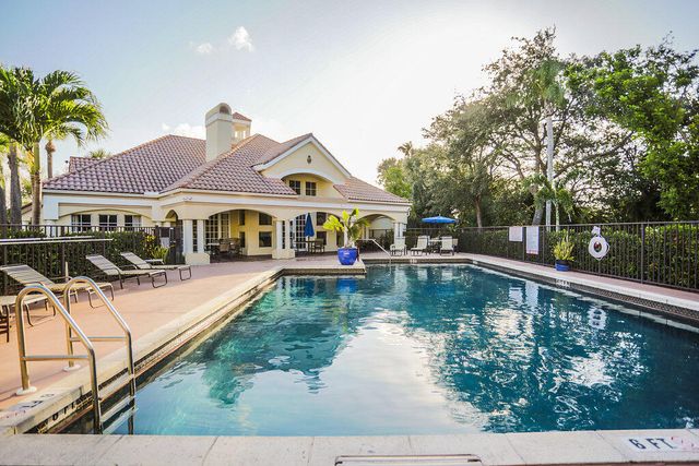 815 W BOYNTON BEACH Boulevard 1-203, Boynton Beach, FL 33426