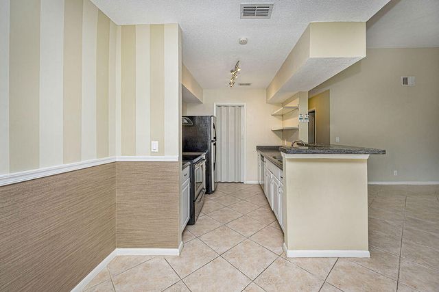 815 W BOYNTON BEACH Boulevard 1-203, Boynton Beach, FL 33426
