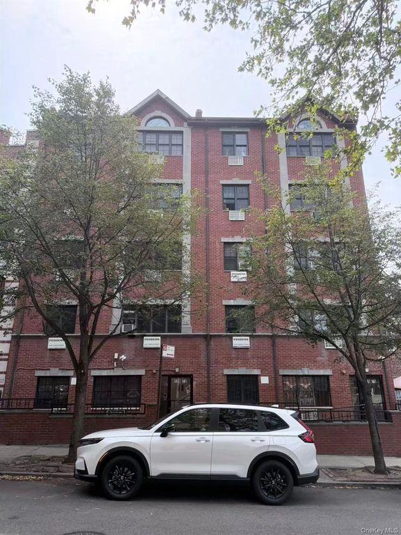 139-70 Pershing Crescent, Briarwood, NY 11435