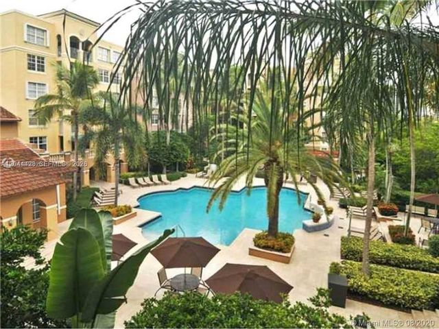 19501 E Country Club Dr 104, Aventura, FL 33180