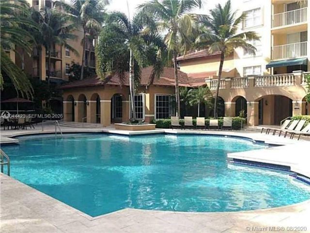 19501 E Country Club Dr 104, Aventura, FL 33180