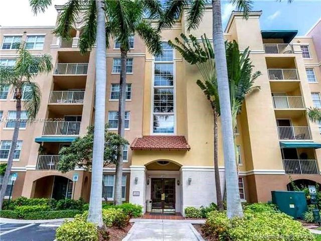 19501 E Country Club Dr 104, Aventura, FL 33180