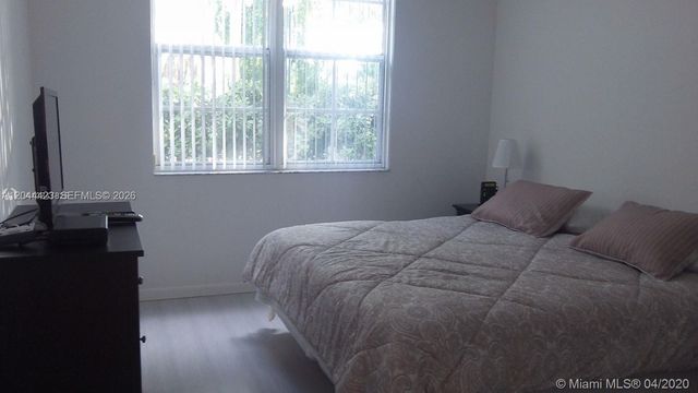 19501 E Country Club Dr 104, Aventura, FL 33180