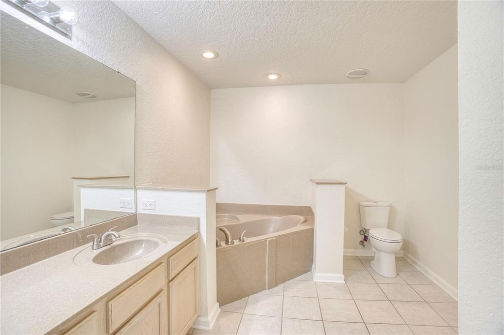 Image 25 of property listing at 7330 CYPRESS GROVE ROAD 74, Orlando, FL 32819
