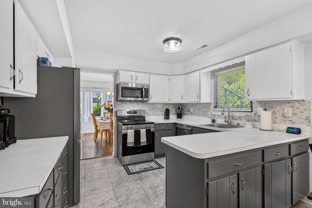 4 DICKENS LN, Mount Laurel, NJ 08054