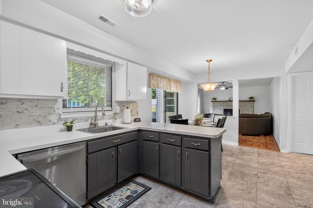 4 DICKENS LN, Mount Laurel, NJ 08054