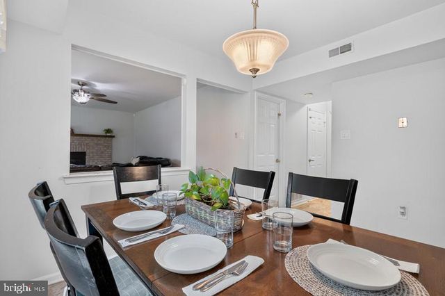 4 DICKENS LN, Mount Laurel, NJ 08054