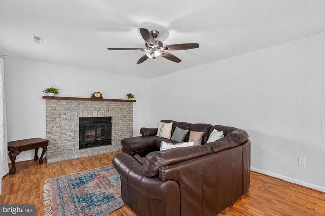 4 DICKENS LN, Mount Laurel, NJ 08054