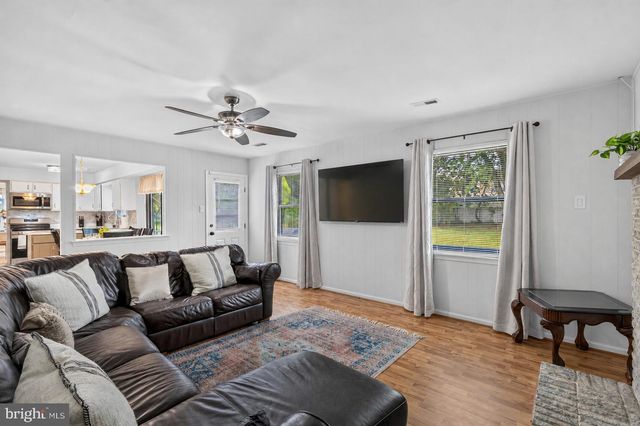 4 DICKENS LN, Mount Laurel, NJ 08054