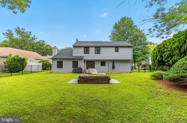 4 DICKENS LN, Mount Laurel, NJ 08054