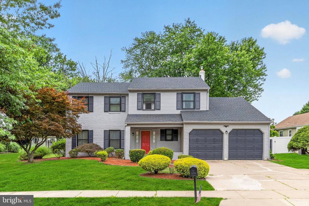 4 DICKENS LN, Mount Laurel, NJ 08054