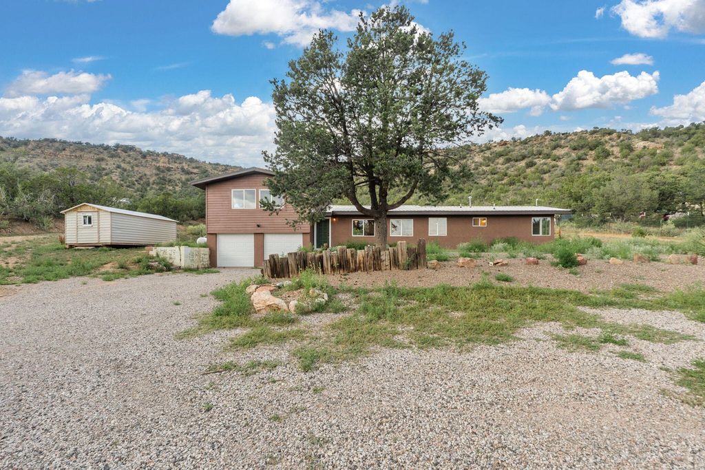 145 RINCON LOOP Road, Tijeras, NM 87059