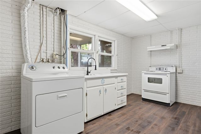 2033 Coldstream Avenue NE, Cedar Rapids, IA 52402