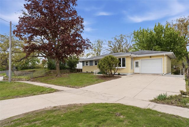 2033 Coldstream Avenue NE, Cedar Rapids, IA 52402