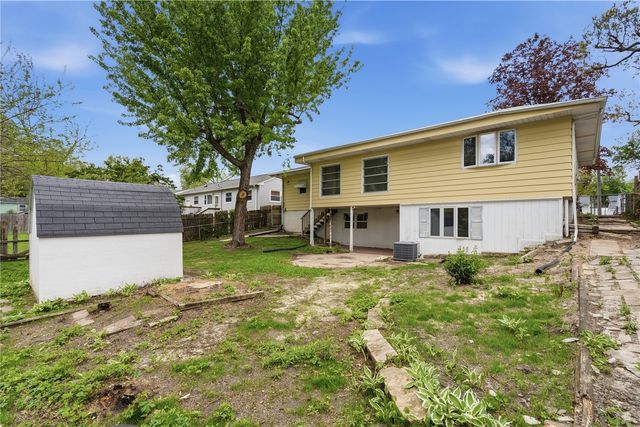 2033 Coldstream Avenue NE, Cedar Rapids, IA 52402