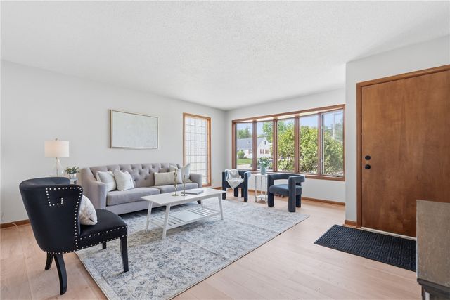 2033 Coldstream Avenue NE, Cedar Rapids, IA 52402