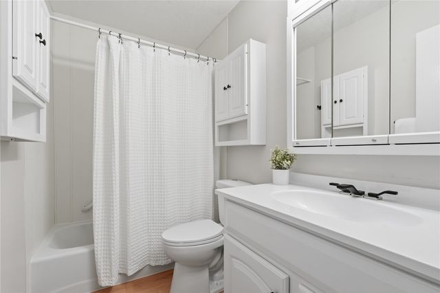 2033 Coldstream Avenue NE, Cedar Rapids, IA 52402