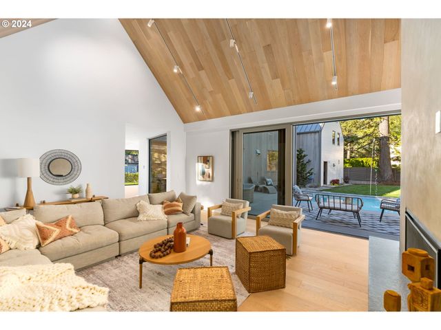 948 S PALATINE HILL Rd, Portland, OR 97219