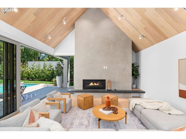 948 S PALATINE HILL Rd, Portland, OR 97219