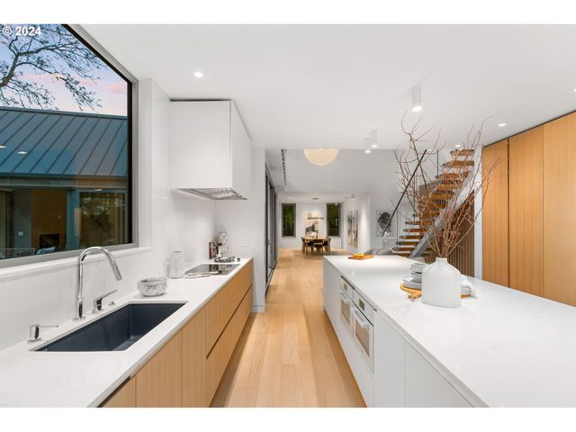 948 S PALATINE HILL Rd, Portland, OR 97219