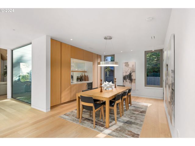 948 S PALATINE HILL Rd, Portland, OR 97219