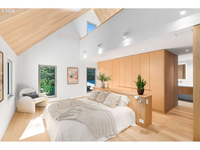 948 S PALATINE HILL Rd, Portland, OR 97219