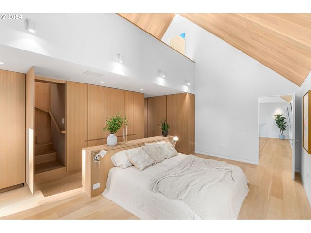 948 S PALATINE HILL Rd, Portland, OR 97219