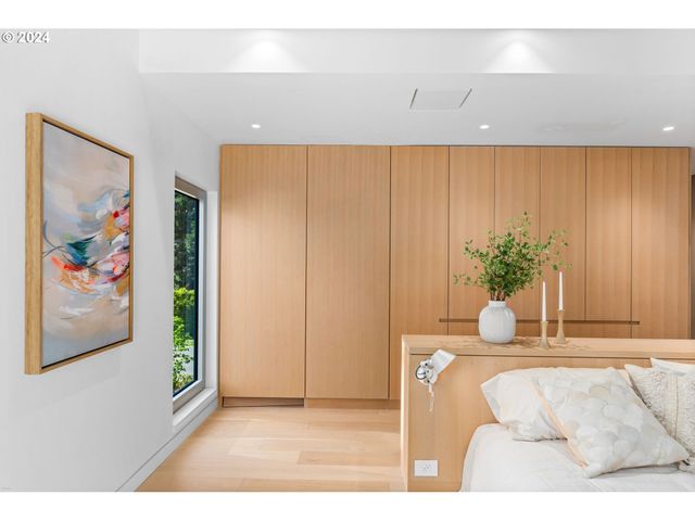 948 S PALATINE HILL Rd, Portland, OR 97219