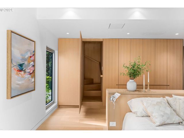 948 S PALATINE HILL Rd, Portland, OR 97219