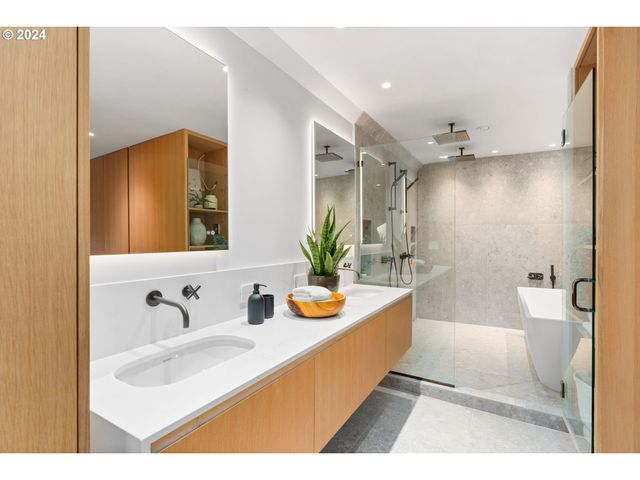 948 S PALATINE HILL Rd, Portland, OR 97219