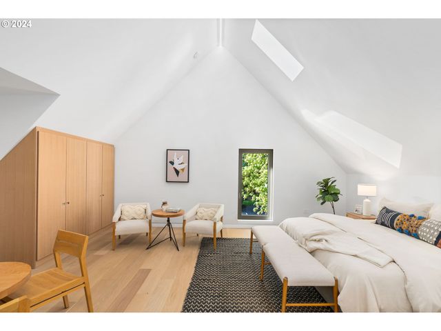 948 S PALATINE HILL Rd, Portland, OR 97219