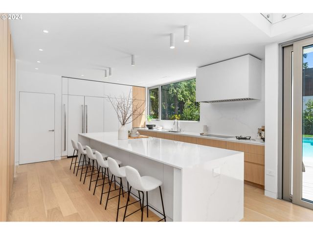 948 S PALATINE HILL Rd, Portland, OR 97219