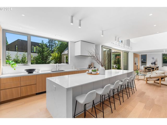 948 S PALATINE HILL Rd, Portland, OR 97219