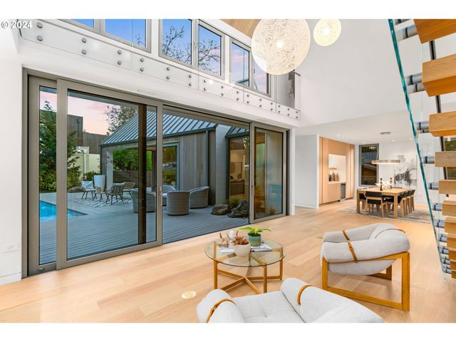 948 S PALATINE HILL Rd, Portland, OR 97219