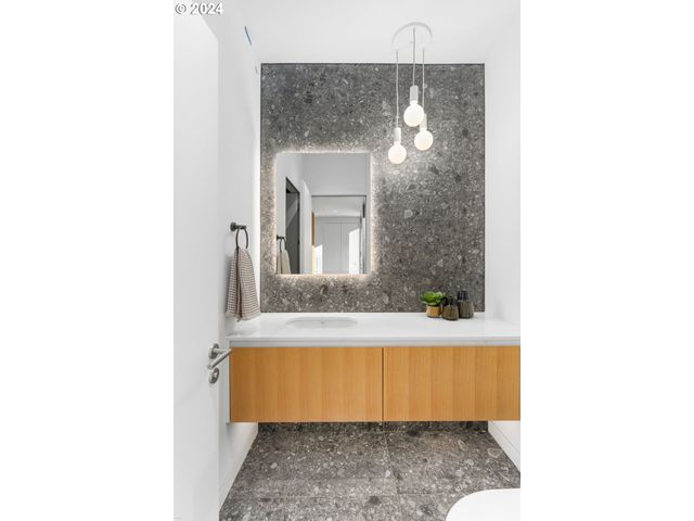 948 S PALATINE HILL Rd, Portland, OR 97219