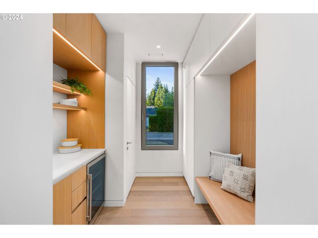 948 S PALATINE HILL Rd, Portland, OR 97219