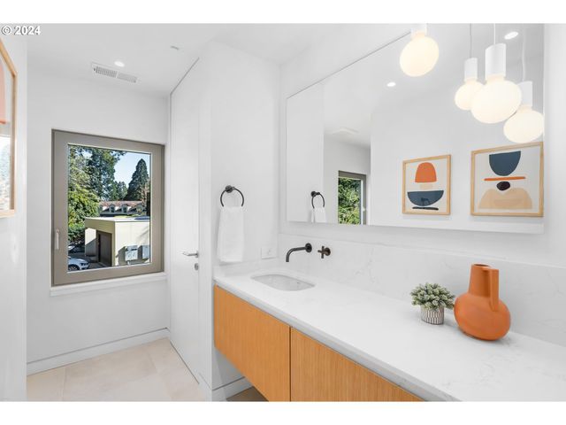 948 S PALATINE HILL Rd, Portland, OR 97219