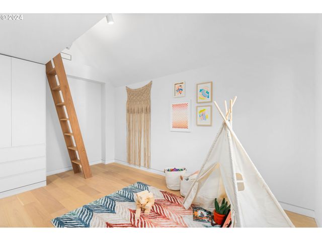 948 S PALATINE HILL Rd, Portland, OR 97219