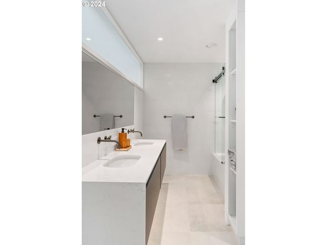 948 S PALATINE HILL Rd, Portland, OR 97219