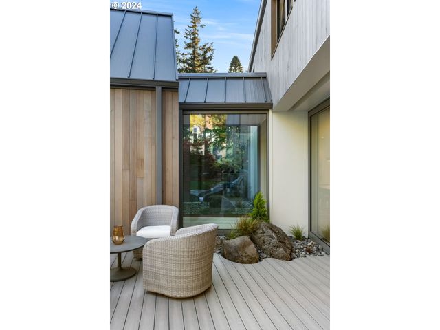 948 S PALATINE HILL Rd, Portland, OR 97219