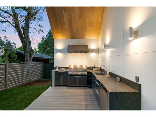 948 S PALATINE HILL Rd, Portland, OR 97219